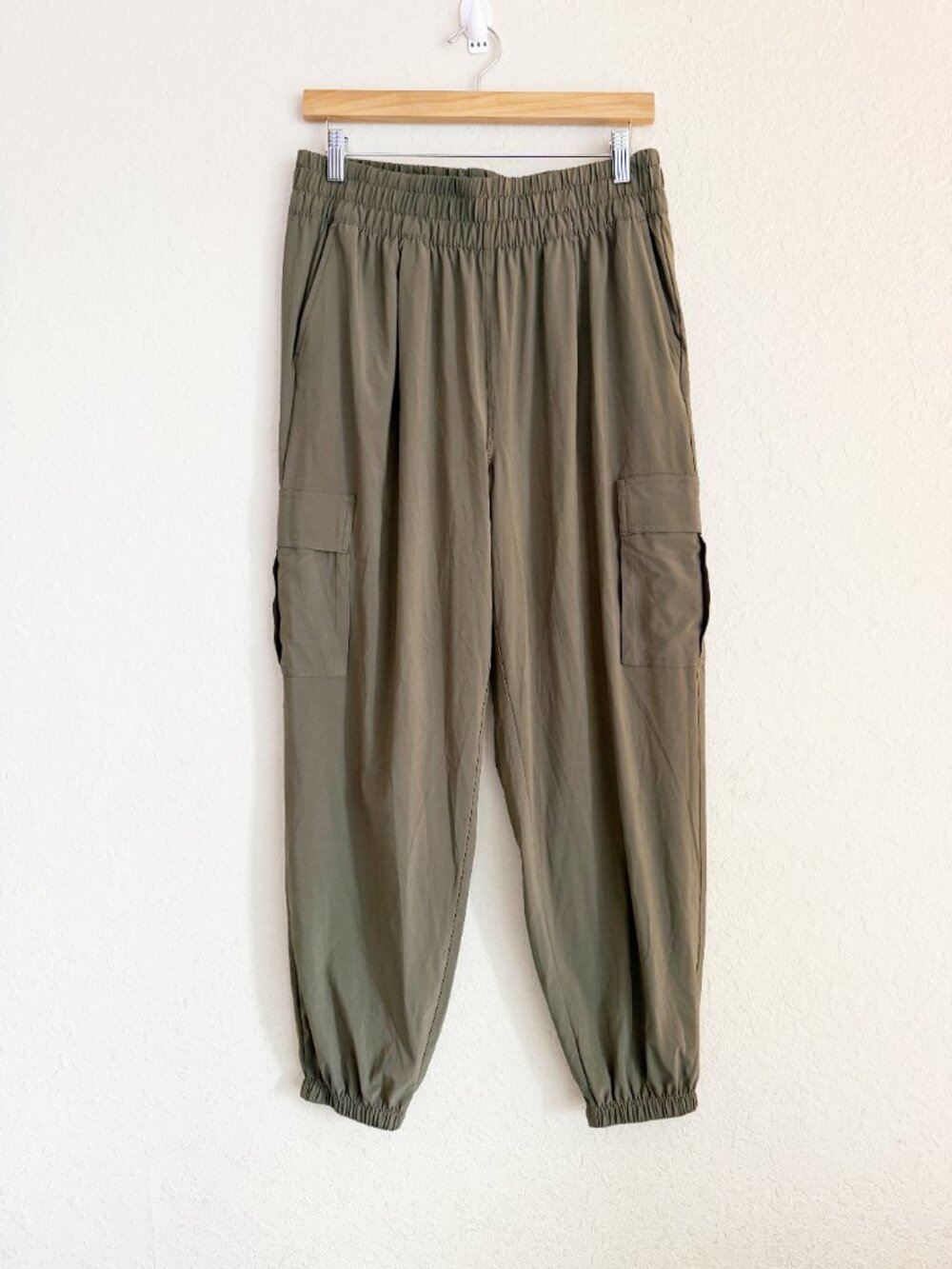Vuori Olive Cargo Jogger Pants Size Large Performance Travel Utility Pants - Picture 3 of 8